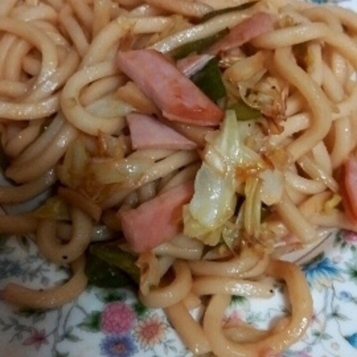 ハムキャベツの焼きうどん